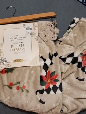 Studio Curate Plush Holiday Throw Blanket with Poinsettia/Deer  Print NWT SOFT